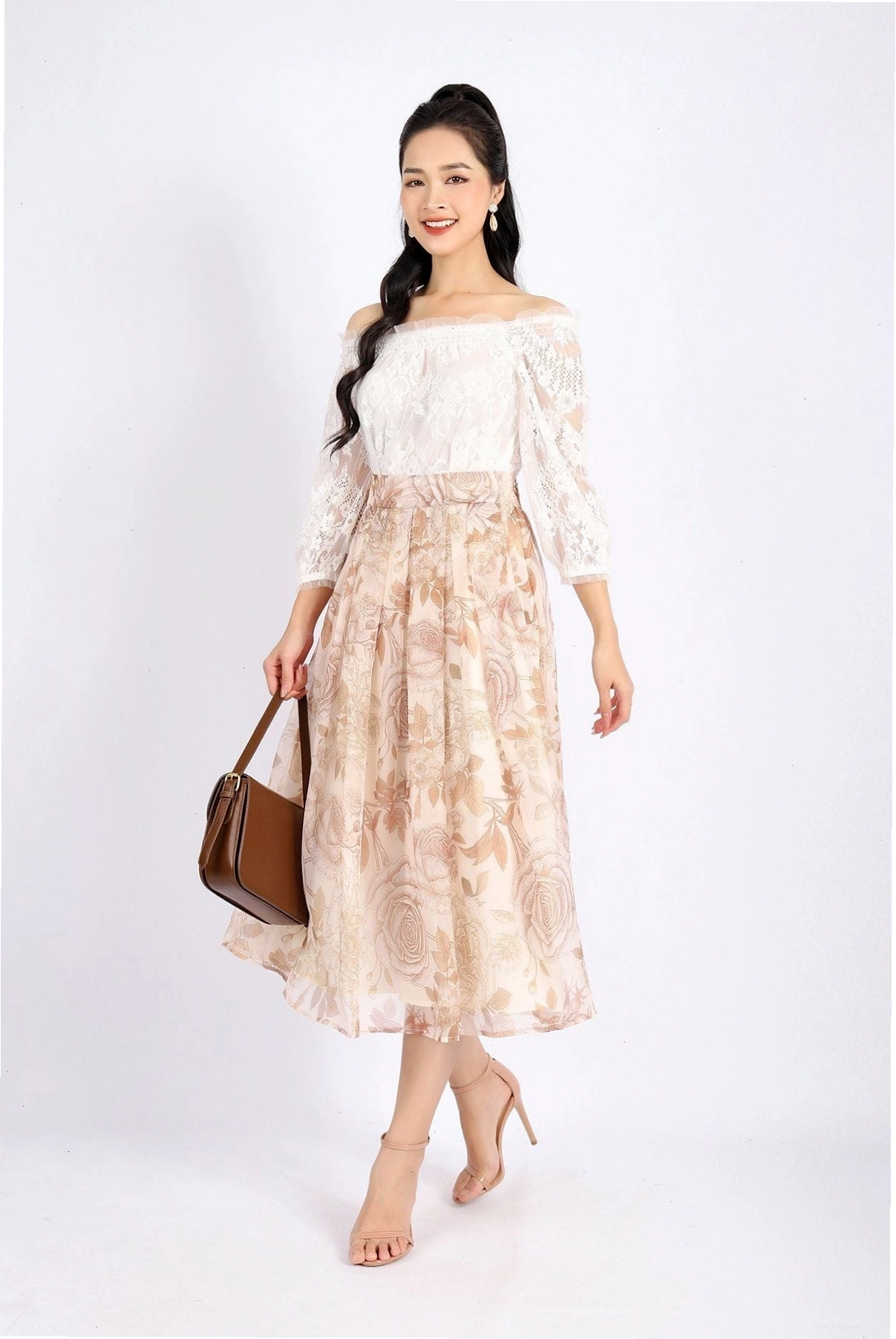 Cô gái diện chân váy voan ngắn màu đen phối cùng áo thun oversized và giày thể thao