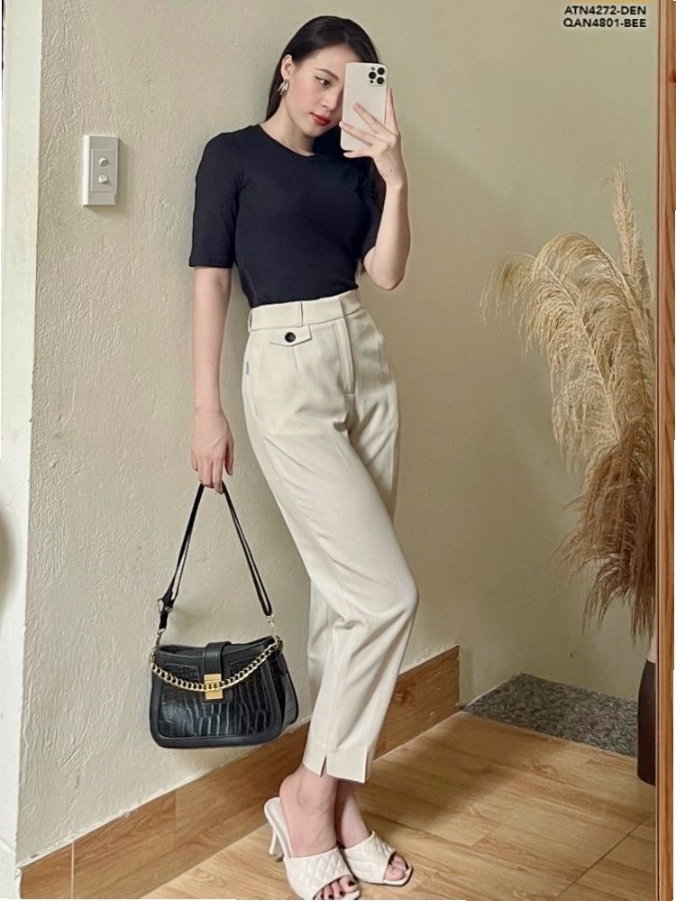 Cô gái diện mẫu quần âu nữ lưng cao ống rộng xẻ tà