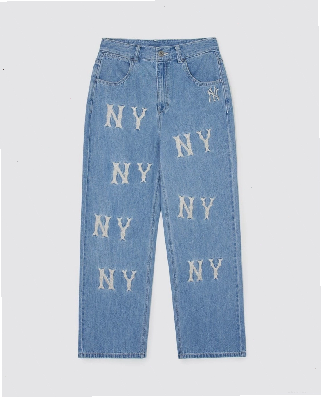 Cô gái diện quần jeans nữ ống rộng basic màu xanh nhạt, phối cùng áo sweater và giày thể thao