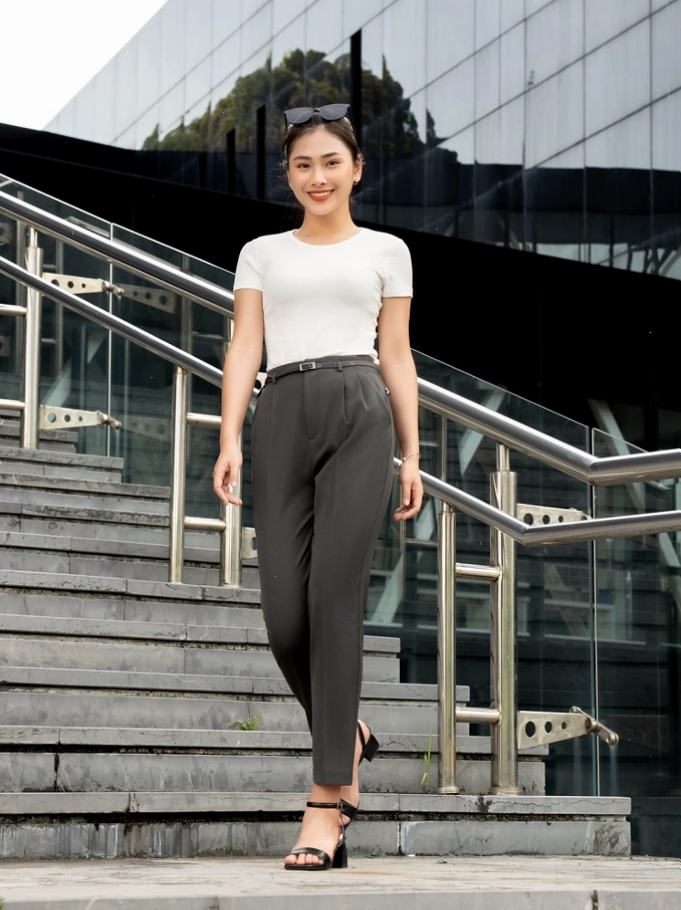 Cô gái diện quần tây lưng cao màu đen phối cùng áo hai dây và blazer