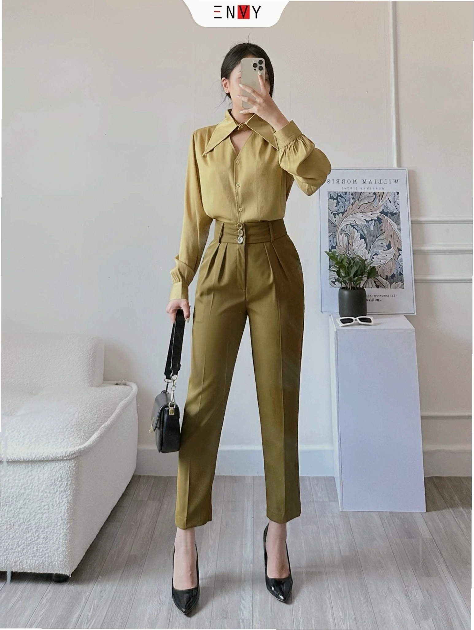 Cô gái diện quần tây lưng cao ống đứng màu xanh