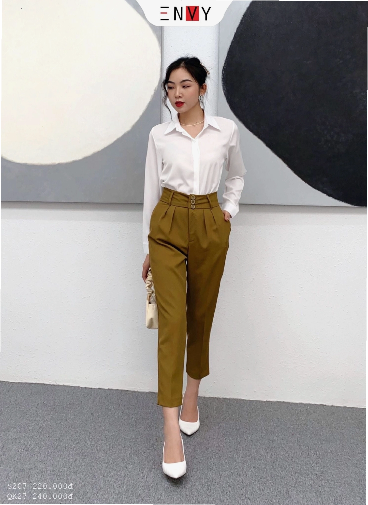 Cô gái diện quần tây lưng cao ống suông màu trắng phối cùng áo croptop đen
