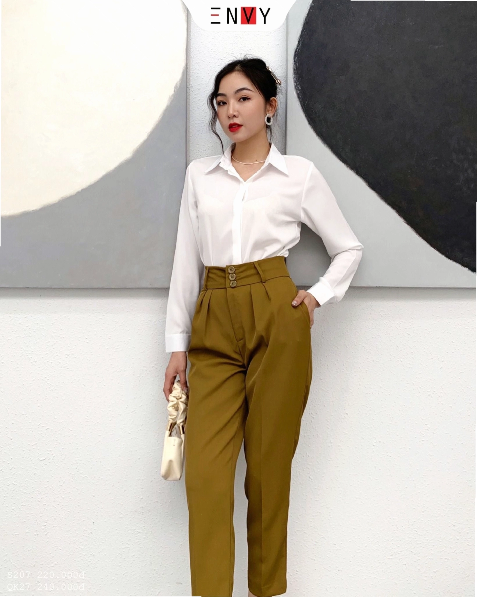 Cô gái diện quần tây lưng cao ống suông phối áo len
