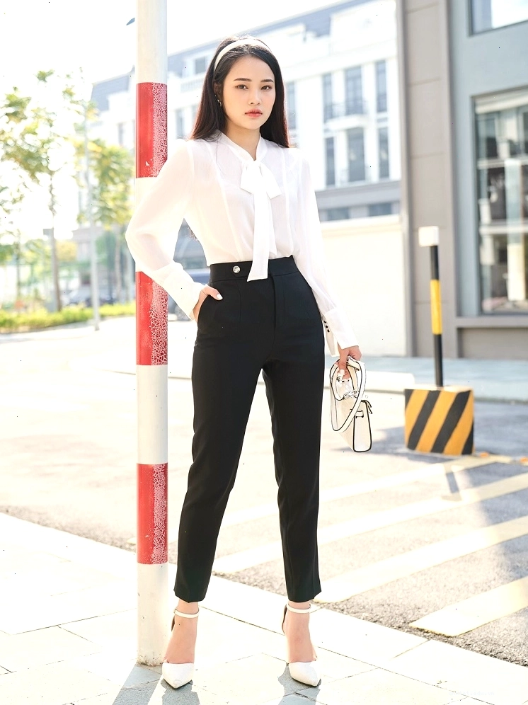 Cô gái diện quần tây nữ lưng cao ống nhỏ màu be