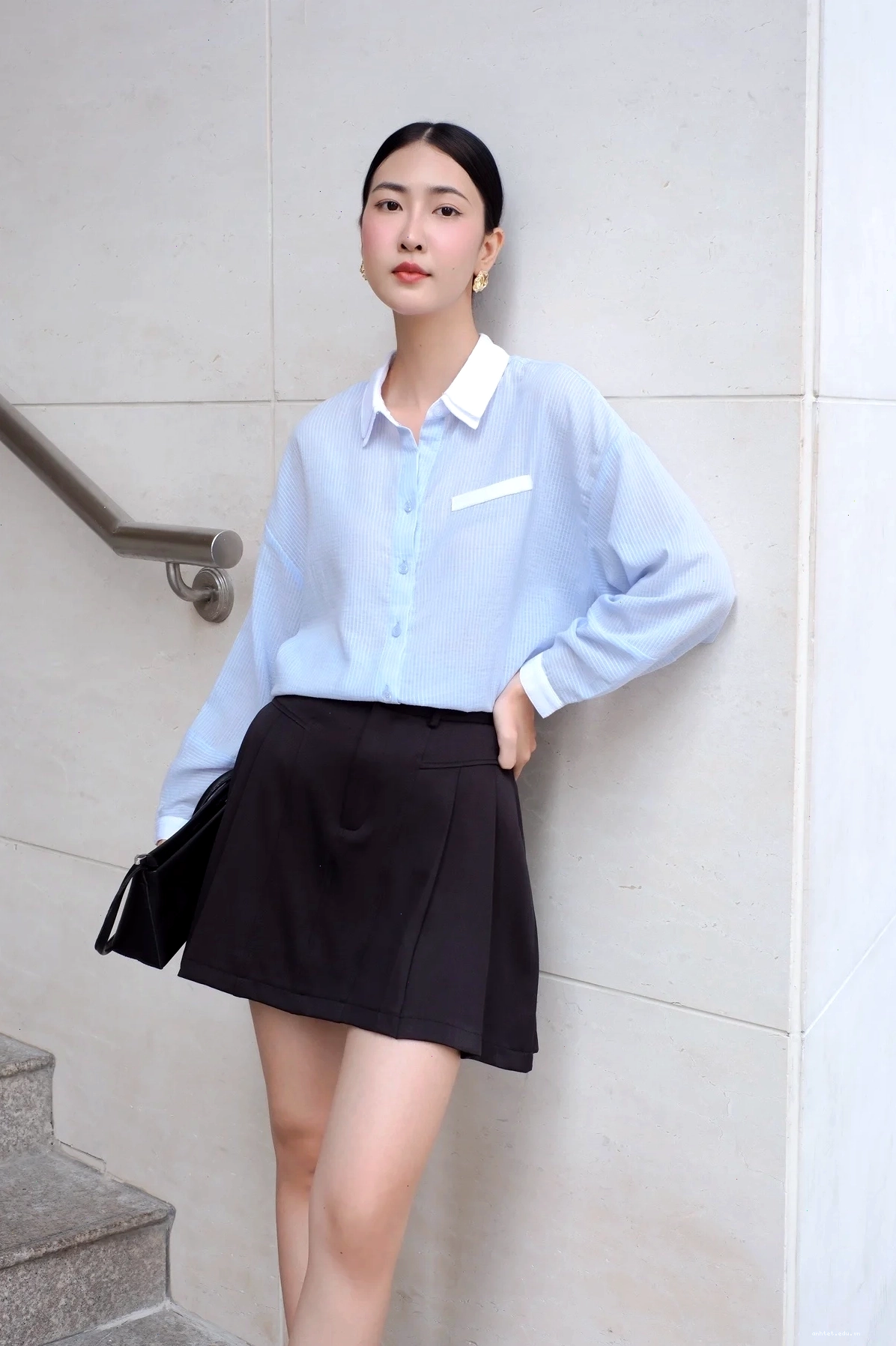 Cô gái diện sơ mi dáng rộng phối cùng chân váy A