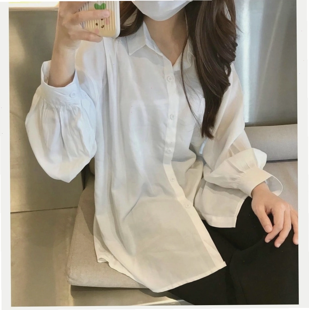 Cô gái diện sơ mi dáng rộng tay lửng phối cùng chân váy chữ A