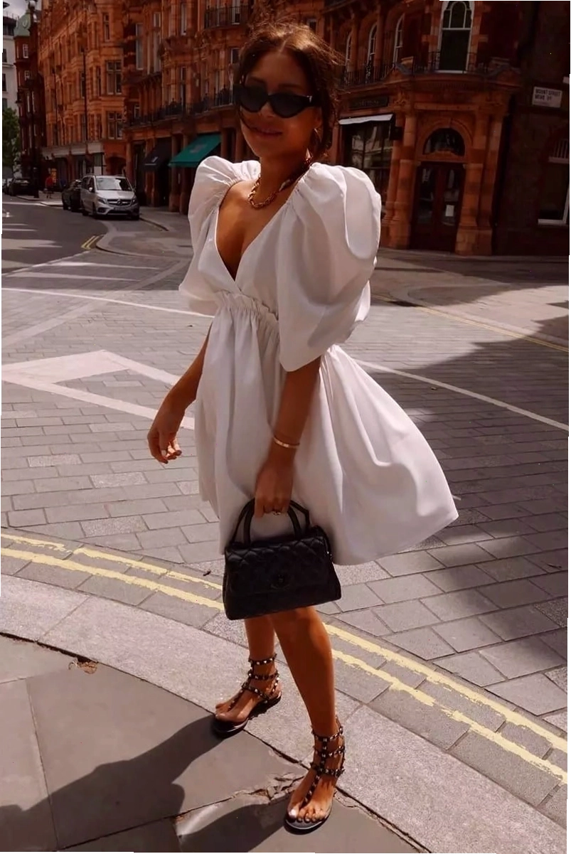 Cô gái diện váy babydoll dáng dài màu vàng phối cùng sandal đế bệt