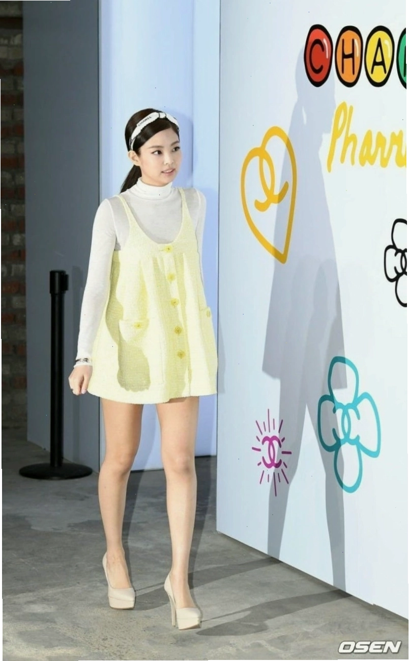 Cô gái diện váy babydoll dáng dài màu xanh kết hợp giày cao gót đen
