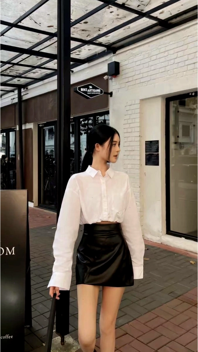 Cô gái diện váy chữ A ngắn màu xanh dương phối áo thun trắng