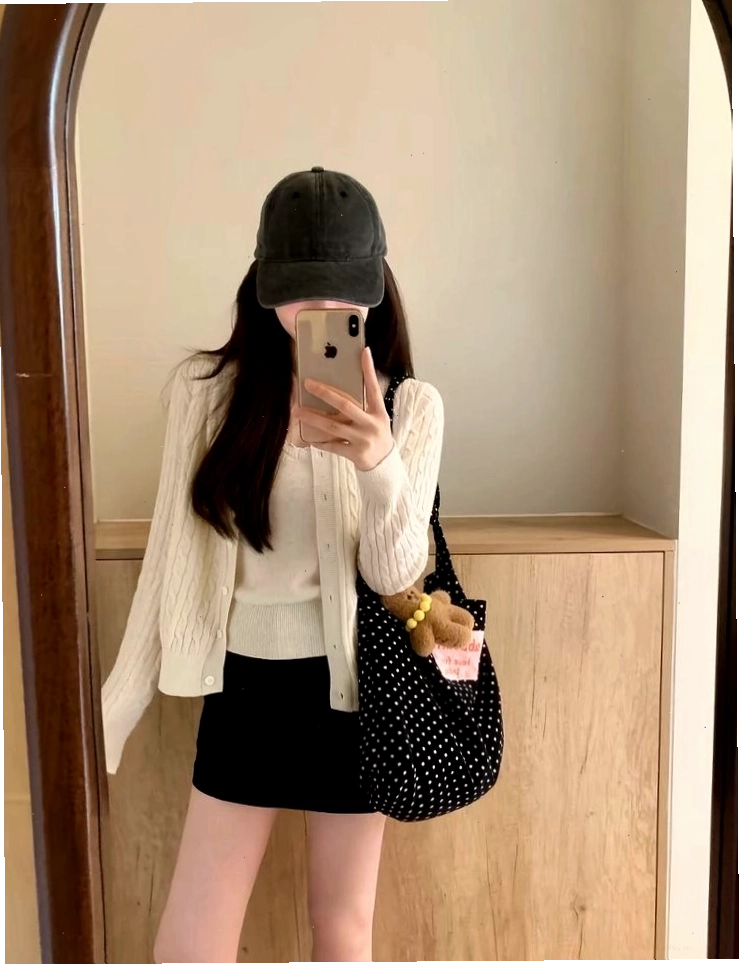 Cô gái diện váy chữ A ngắn phối áo thun và giày sneaker