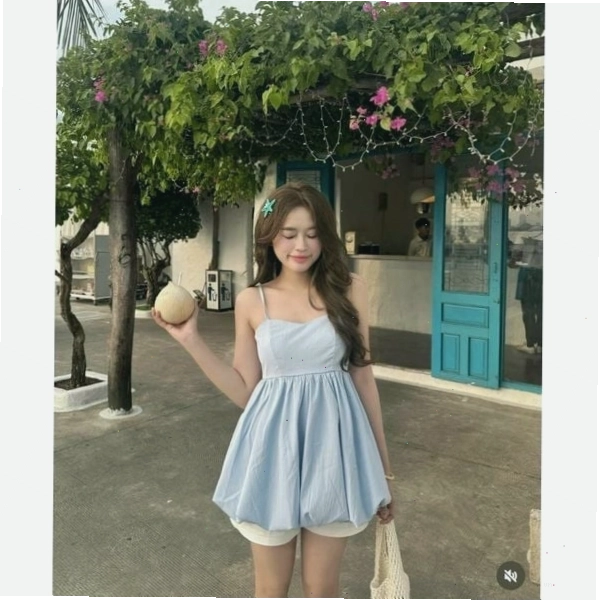 Cô gái mặc áo bra top phối cùng sơ mi mỏng và quần ống rộng