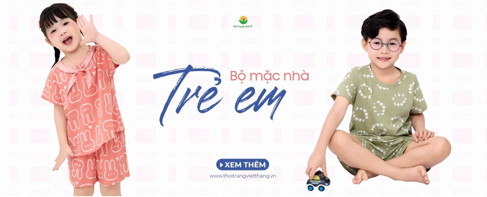 Cô gái mặc áo len cổ lọ và quần tây