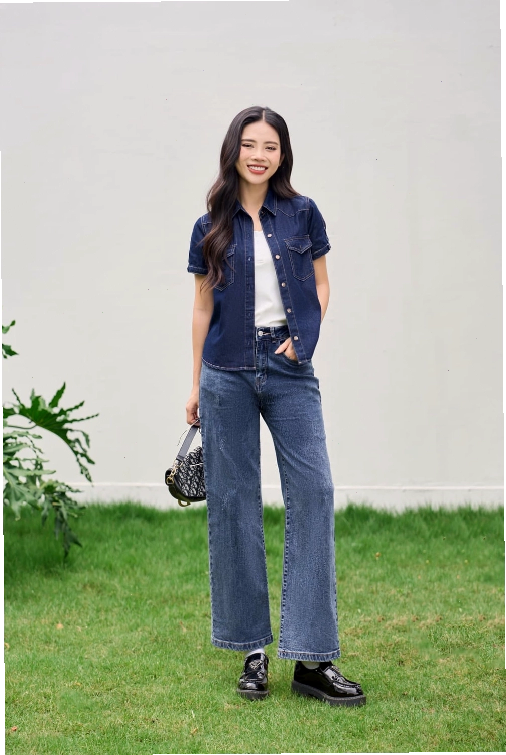 Cô gái mặc áo sơ mi denim nữ, cài nút một nửa