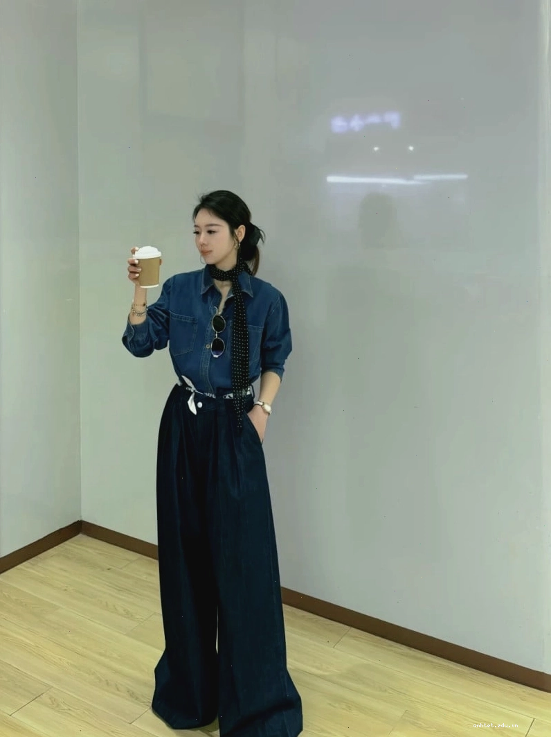 Cô gái mặc áo sơ mi denim nữ dáng oversized