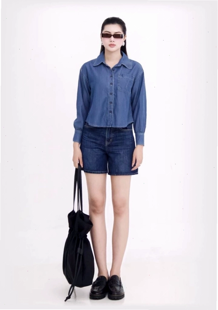 Cô gái mặc áo sơ mi denim nữ màu xanh đậm dáng crop, mặc cùng chân váy chữ A