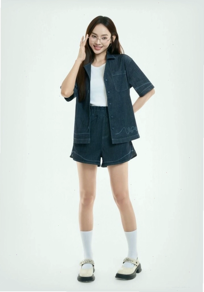 Cô gái mặc áo sơ mi denim nữ màu xanh nhạt dáng rộng, tay dài, cổ sam