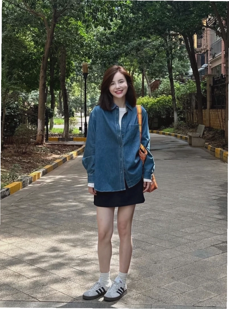 Cô gái mặc áo sơ mi denim nữ, thắt vạt áo