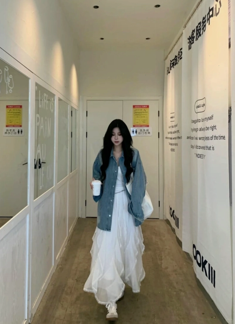 Cô gái mặc áo sơ mi denim nữ và chân váy