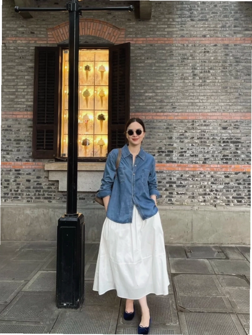 Cô gái mặc áo sơ mi denim nữ và váy hai dây