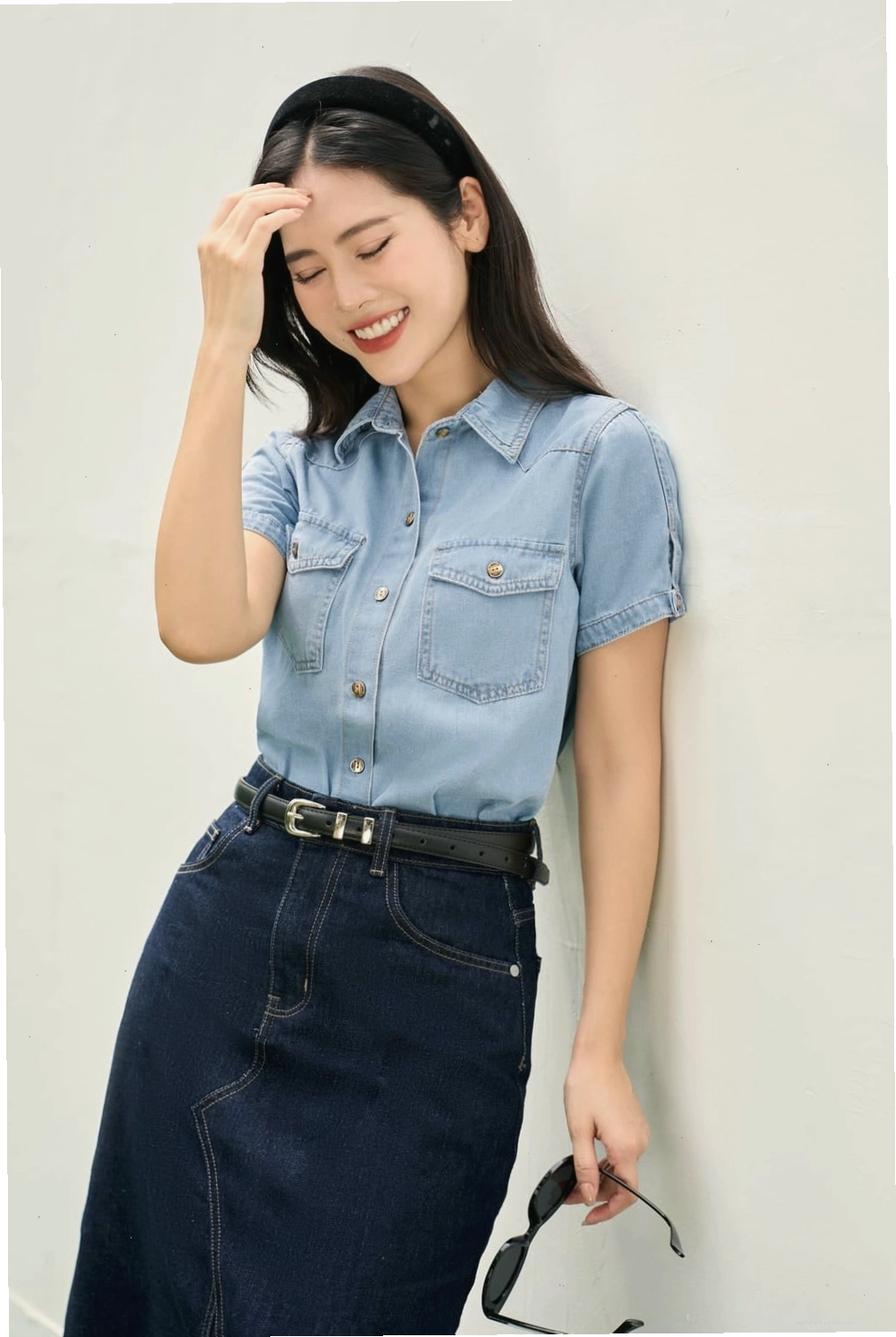 Cô gái mặc áo sơ mi denim nữ với quần short