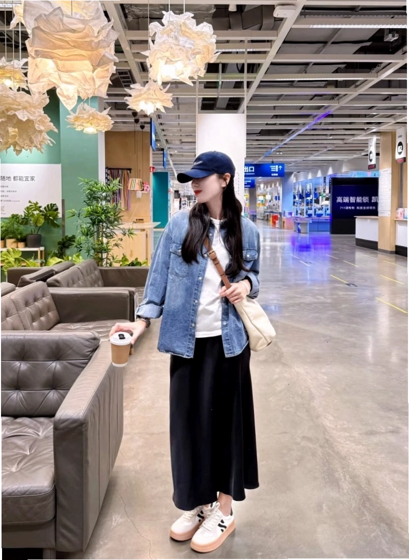 Cô gái mặc áo sơ mi khoác ngoài màu xanh pastel, phối cùng quần culottes