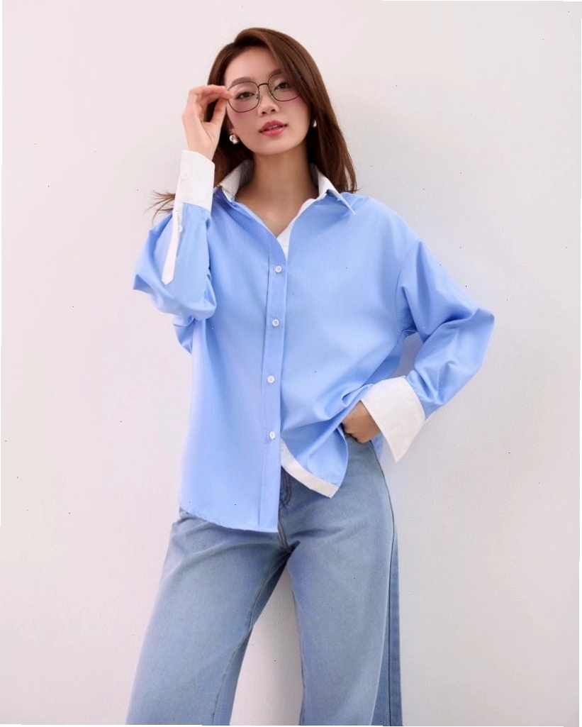 Cô gái mặc áo sơ mi sọc phối cùng quần tây đen và giày bệt