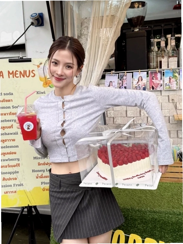 Cô gái mặc chân váy chữ A xòe xếp ly màu be phối áo hai dây