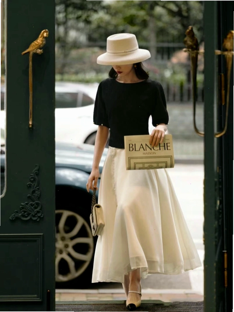Cô gái mặc chân váy dài vintage họa tiết vintage, phối cùng áo thun và giày thể thao