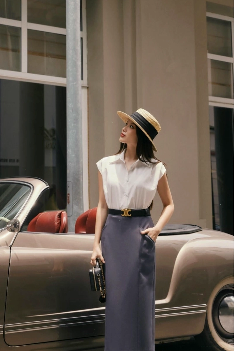Cô gái mặc chân váy dài vintage màu nâu đất, phối cùng áo sơ mi trắng cổ điển