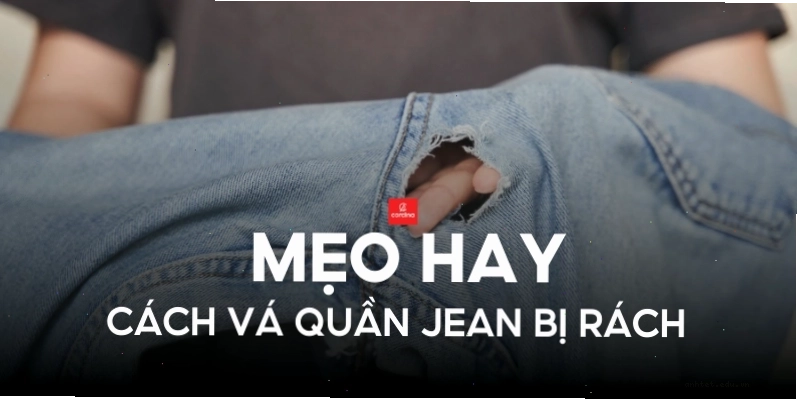 Cô gái mặc chân váy jean chữ A rách phối áo phông