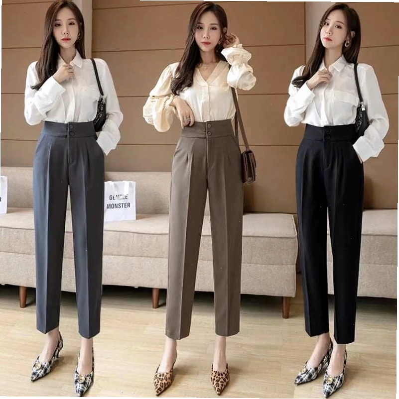 Cô gái mặc quần baggy lưng cao màu trắng phối áo hai dây và cardigan mỏng