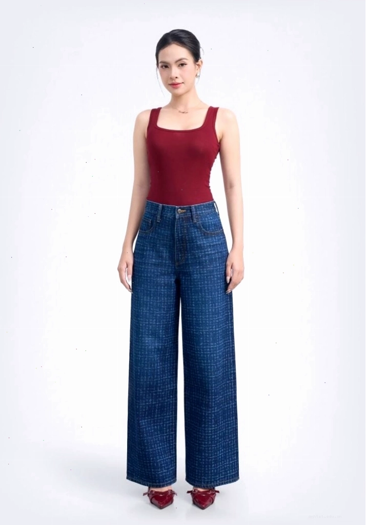Cô gái mặc quần jean nữ dáng relax hiệu ứng laser giả chất liệu tweed, áo thun trắng basic