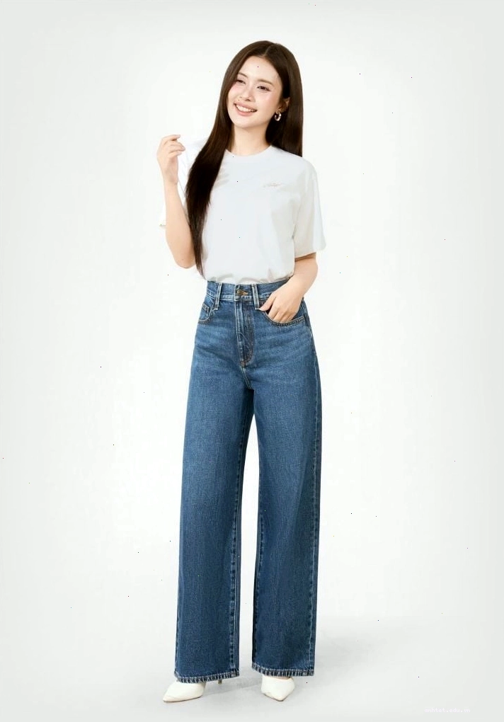 Cô gái mặc quần jean nữ dáng relax màu xanh trung, áo thun trắng