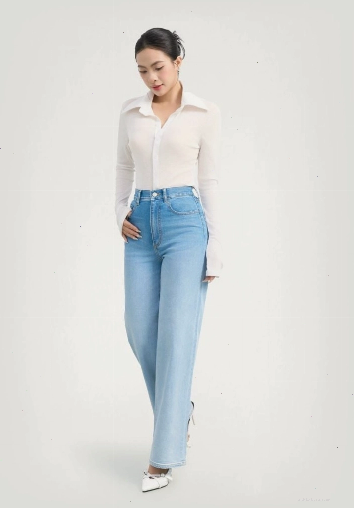 Cô gái mặc quần jean nữ dáng straight rộng ombre, áo thun xám đơn giản