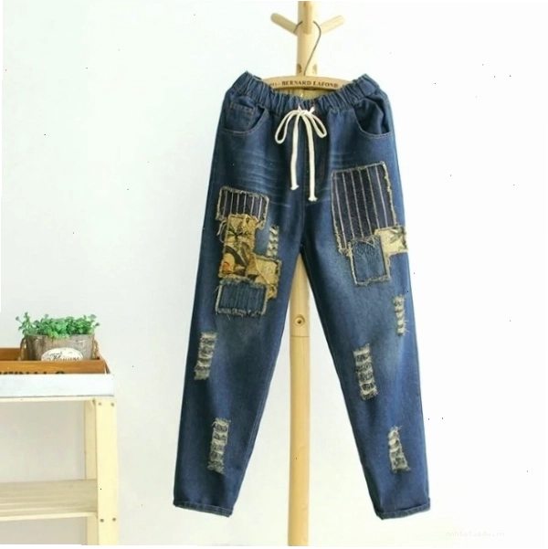 Cô gái mặc quần jean rách nữ với nhiều chi tiết vá