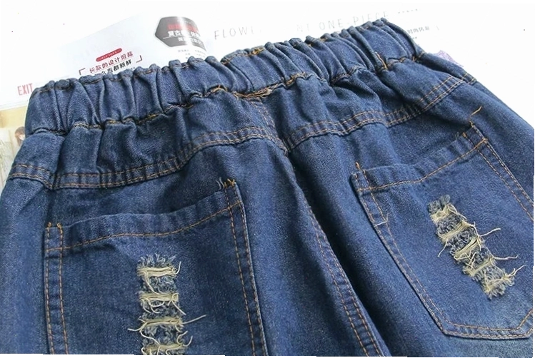 Cô gái mặc quần jean rách và áo crop top