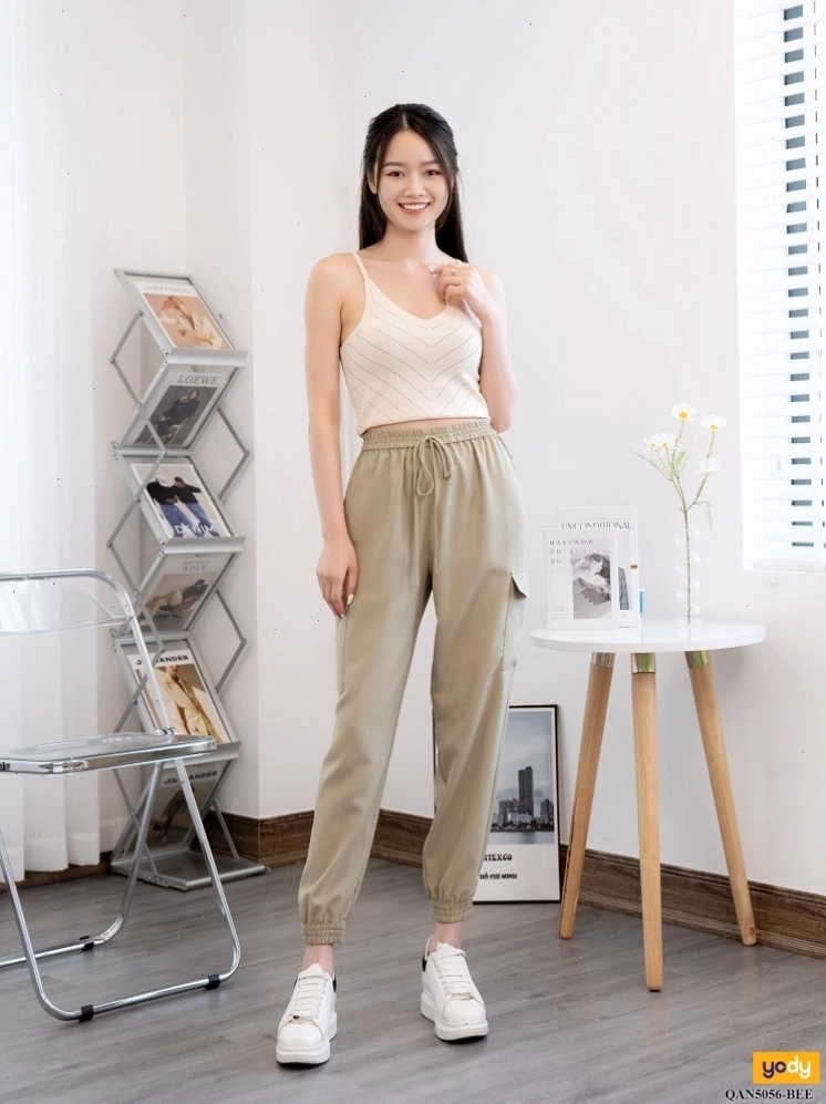 Cô gái mặc quần jogger nữ ống rộng lưng cao màu đen phối cùng áo croptop