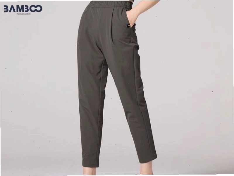 Cô gái mặc quần tây nữ công sở ống côn màu xám phối áo thun trắng, giày sneaker