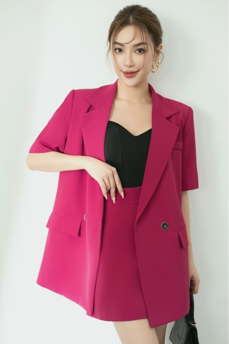 Cô gái mặc set blazer và chân váy dáng chữ A, kết hợp áo thun ôm