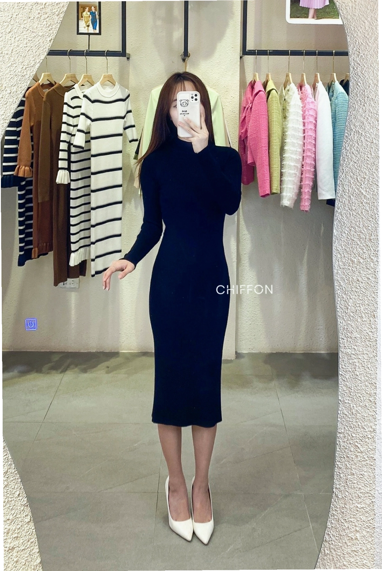 Cô gái mặc váy len body dáng dài màu đen phối cùng áo khoác cardigan mỏng màu xám