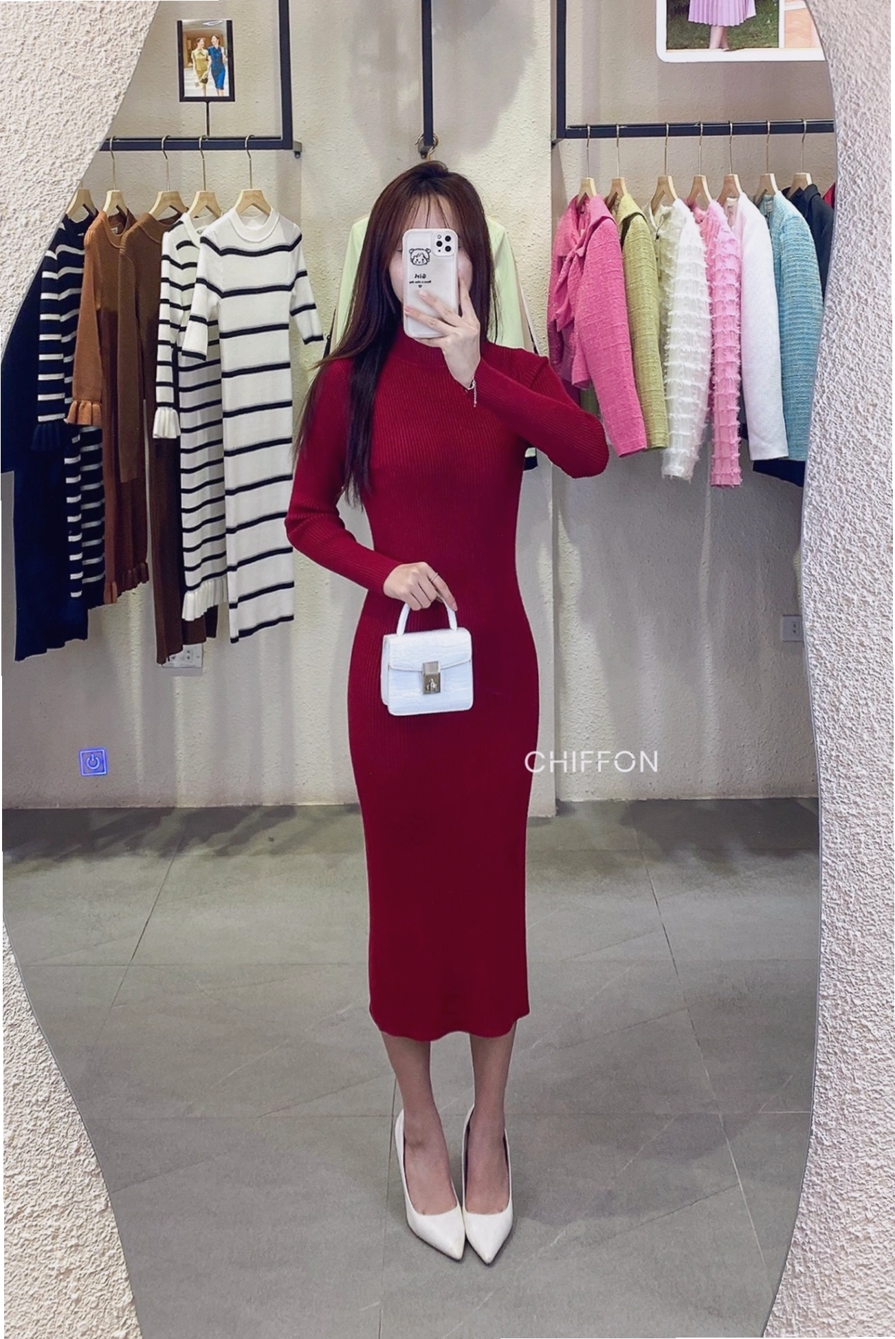 Cô gái mặc váy len body dáng dài màu đen với giày cao gót mũi nhọn màu đen