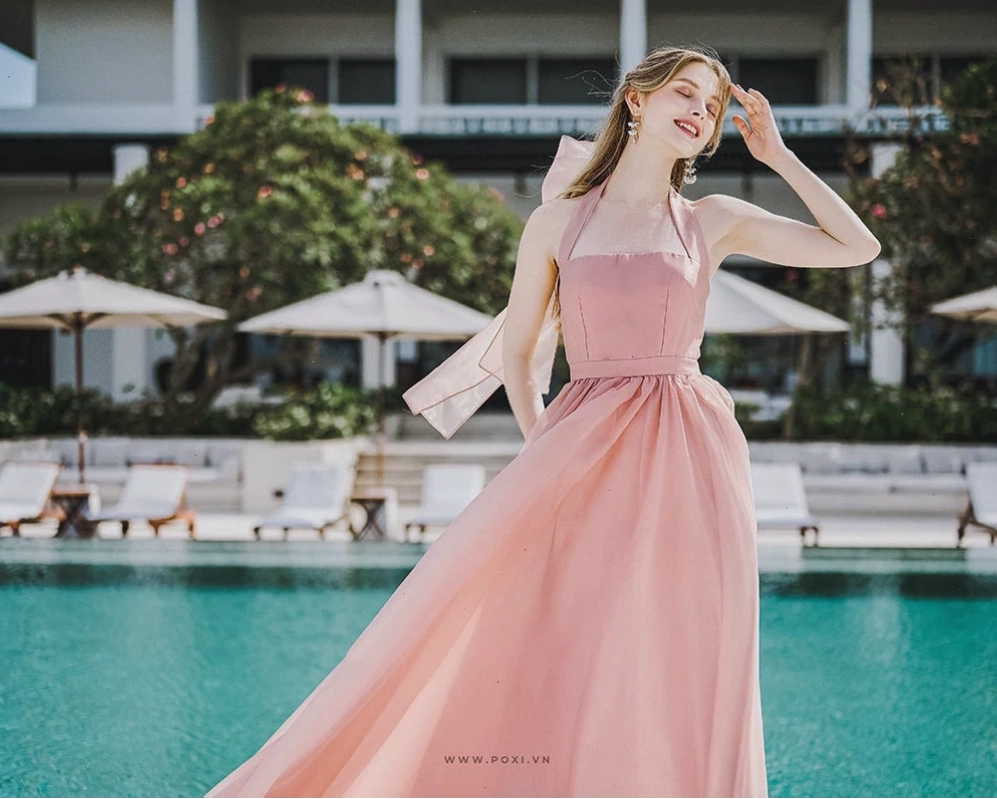 Cô gái mặc váy maxi dáng dài họa tiết hoa nhí, tay phồng, cổ tròn