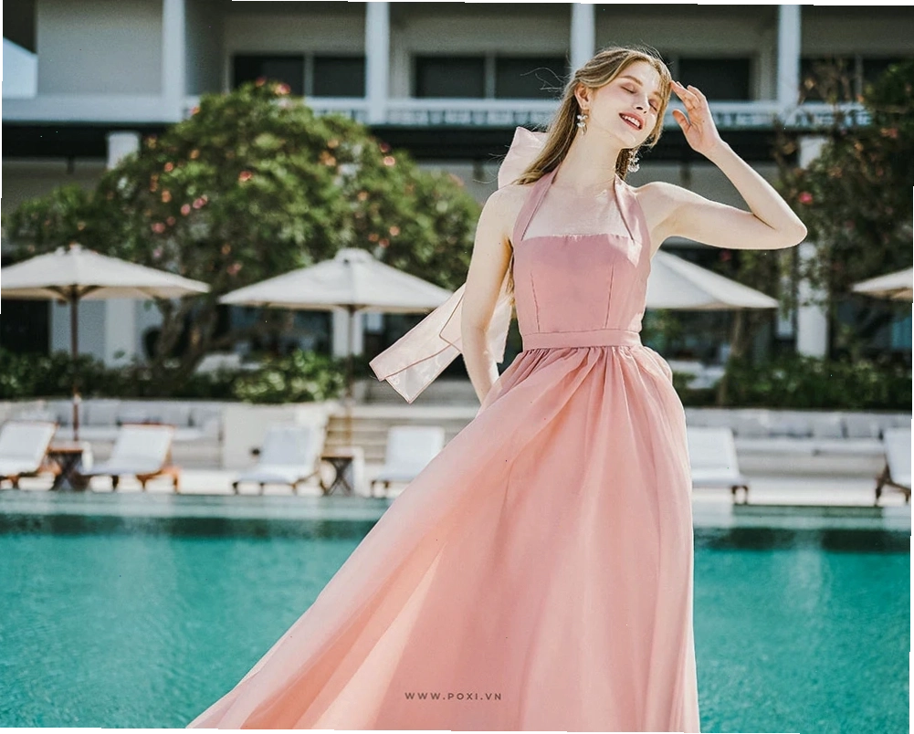 Cô gái mặc váy maxi dáng dài màu trắng, cổ vuông, tay ngắn