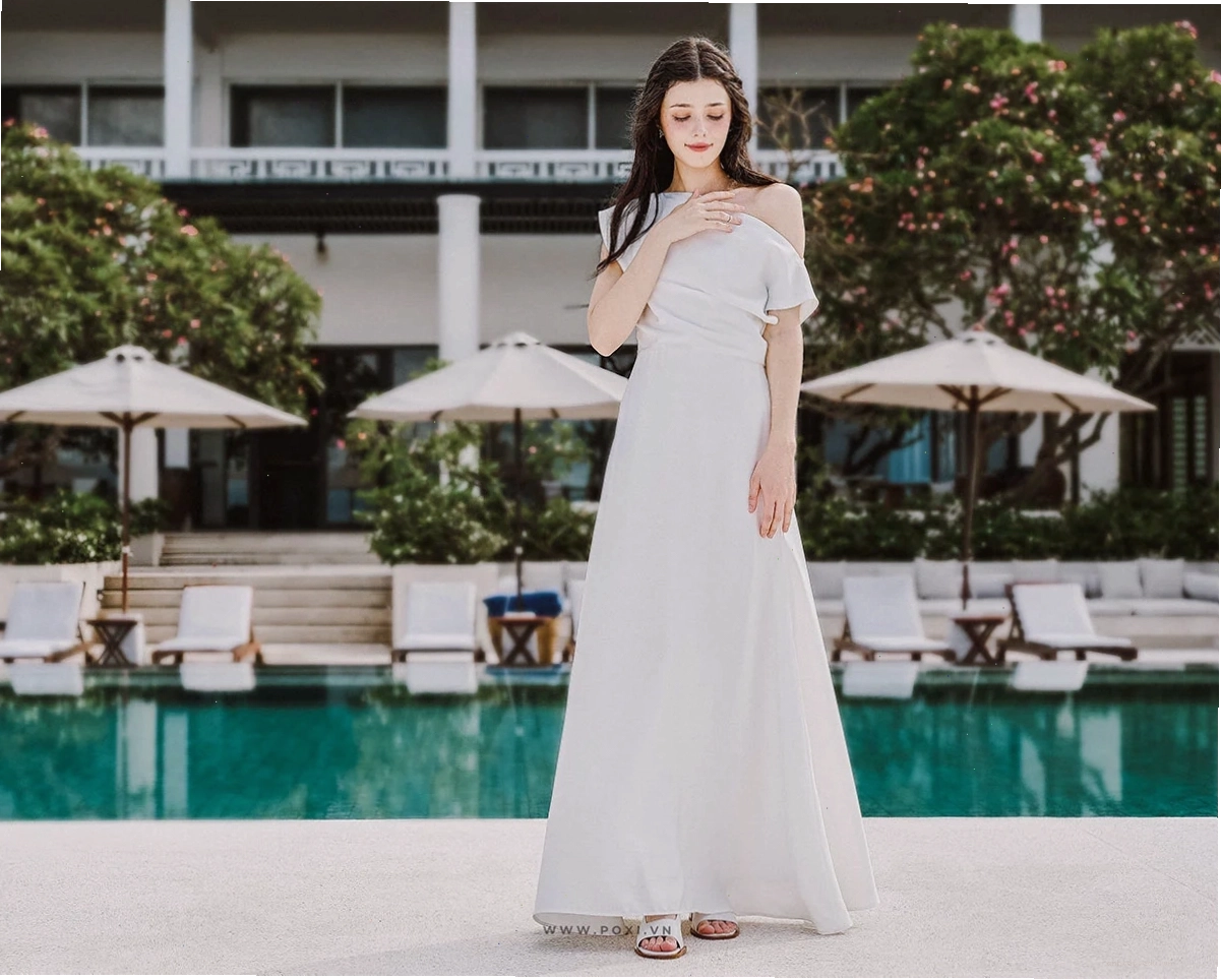 Cô gái mặc váy maxi dáng dài màu trắng, cổ vuông, tay ngắn bồng bềnh