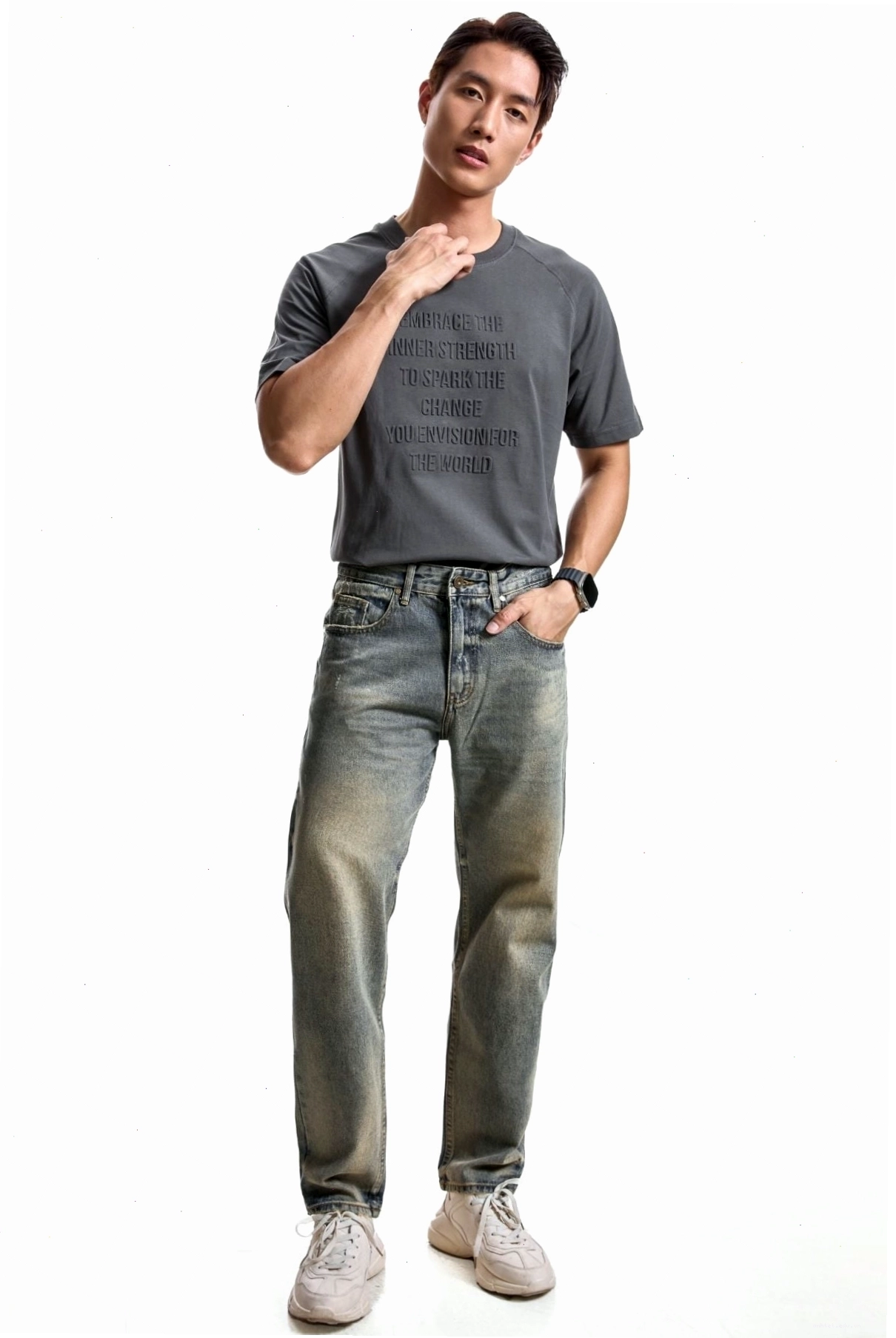 Cô gái năng động phối quần jean ống suông màu xanh nhạt với áo thun trắng basic và giày sneaker trắng