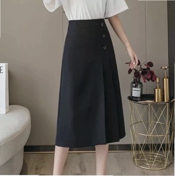Cô gái phối chân váy công sở dáng midi màu be với áo thun trắng và giày sneakers