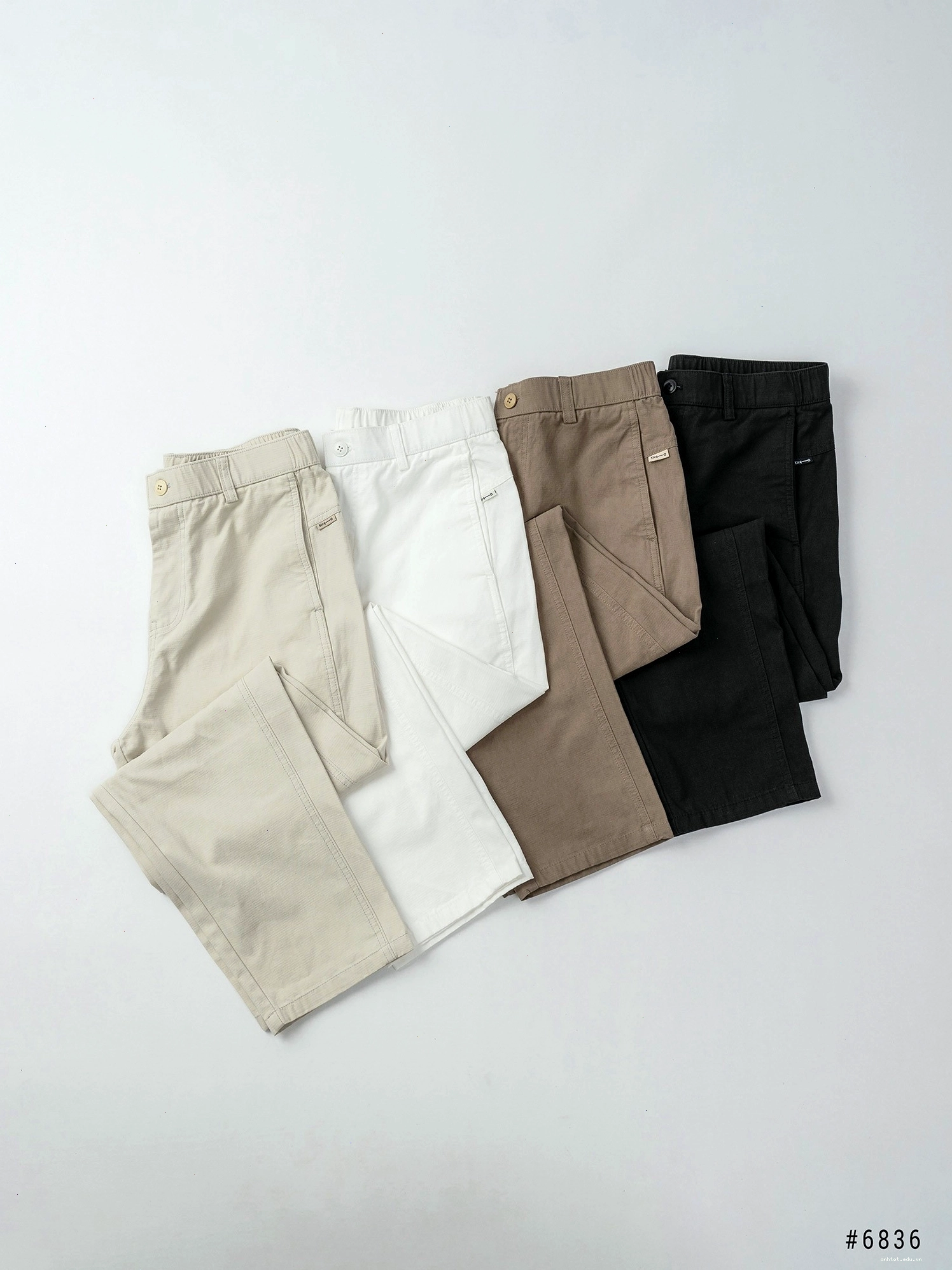 Cô gái phối quần baggy kaki nữ màu be với áo croptop trắng và giày sneaker trắng