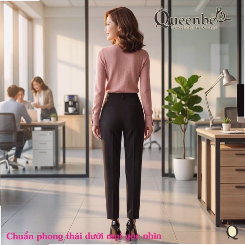 Cô gái phối quần baggy lưng cao với áo sơ mi