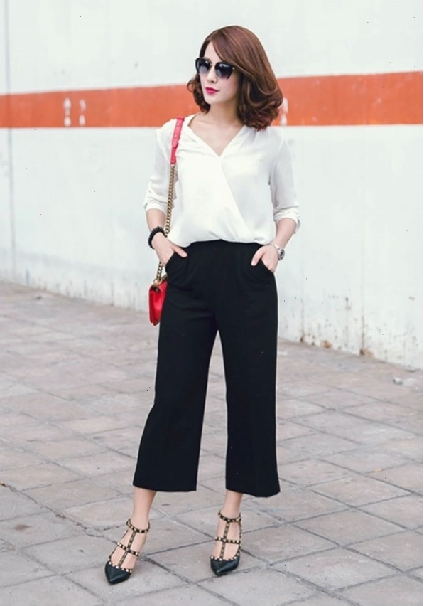 Cô gái phối quần culottes ống rộng màu xanh navy với áo sơ mi trắng và giày cao gót