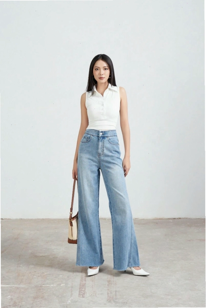 Cô gái phối quần jean ống suông màu xanh bạc với áo thun oversize và mũ lưỡi trai